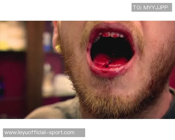 奥孔武遭遇重创两颗牙被肘击掉满嘴鲜血令人心痛不已